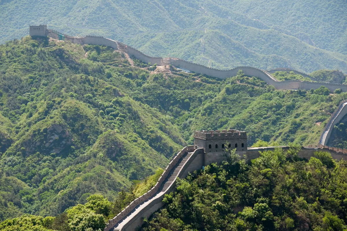 Wall and towers along the Badaling ridge